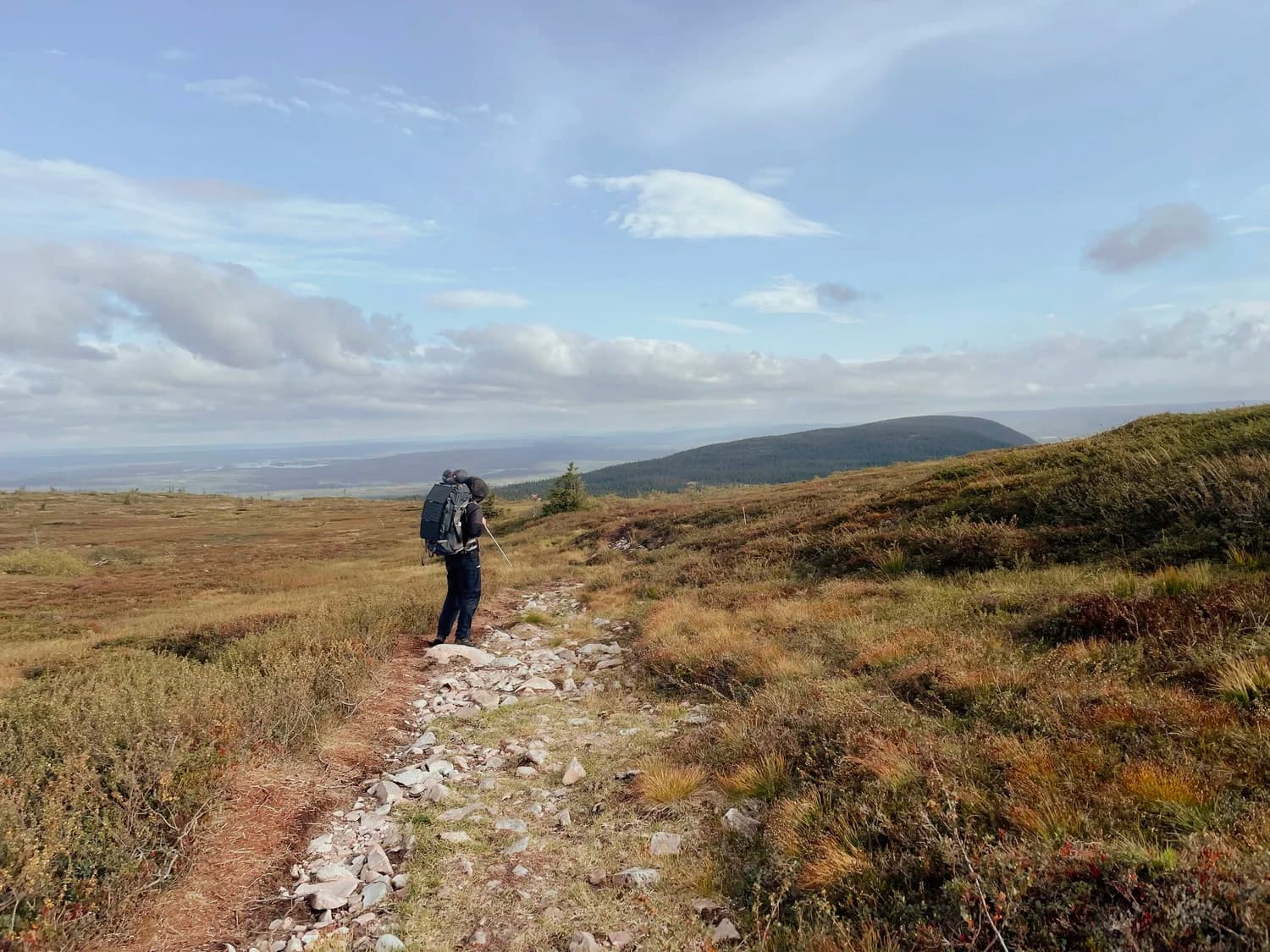 Ein Wanderweg durch eine weite Landschaft